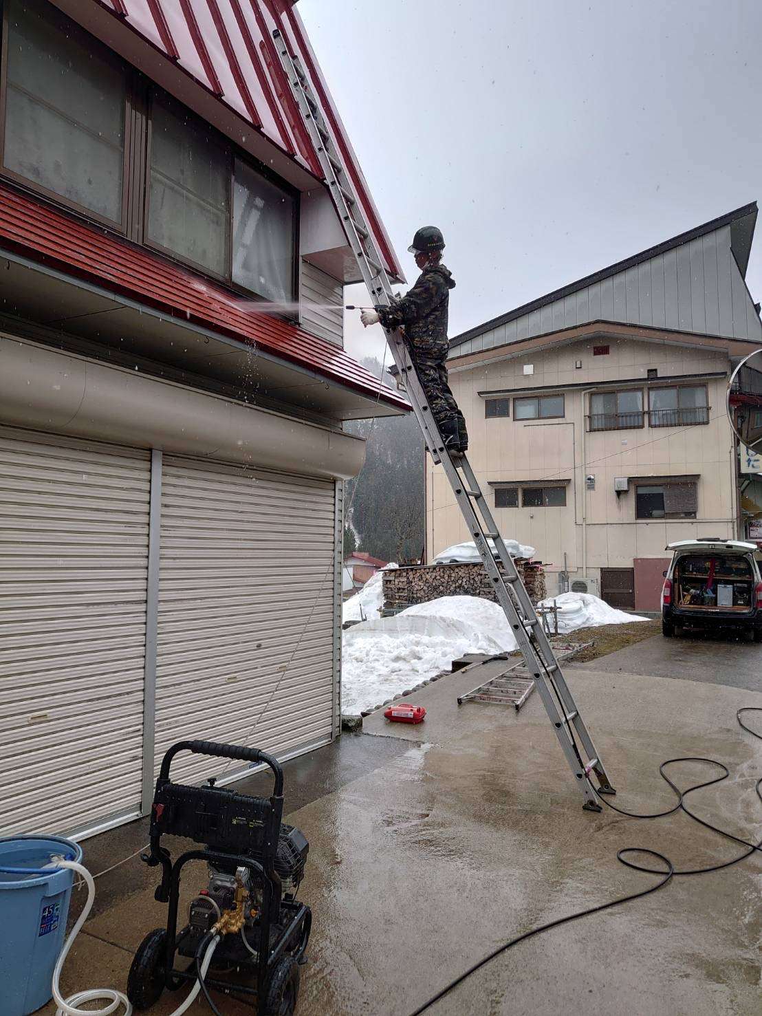 B様邸にて屋根洗浄