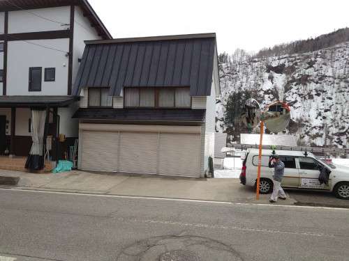 河合町角川にて屋根の下塗り