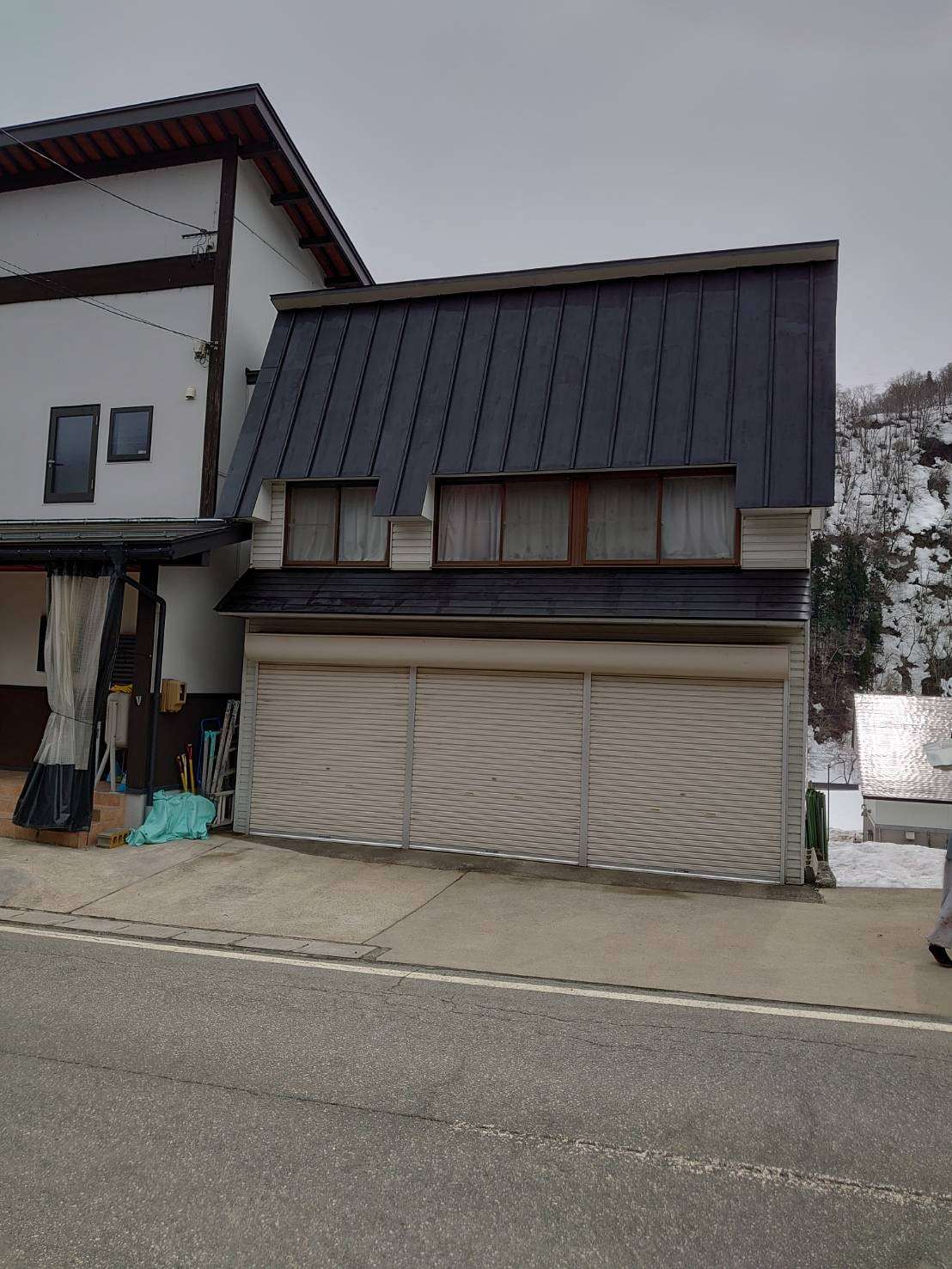 河合町角川にて屋根の下塗り