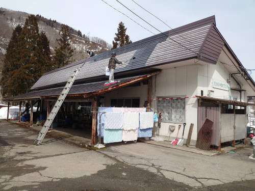 河合町天生にて屋根の下塗り