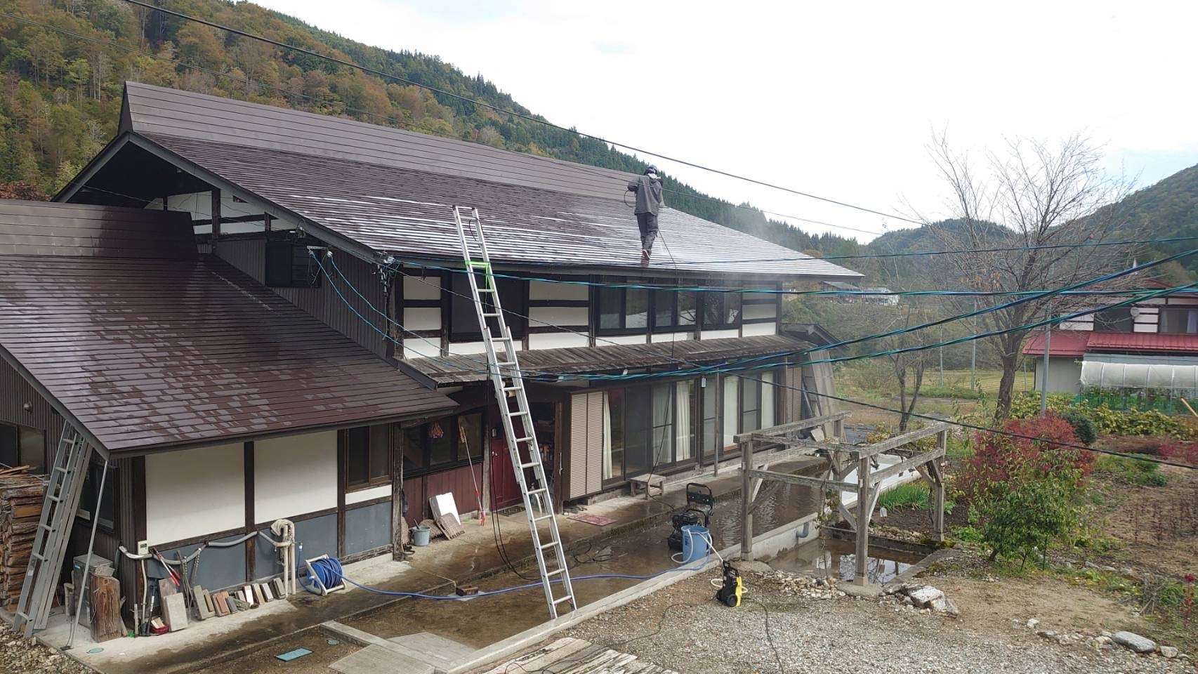 屋根洗浄中です