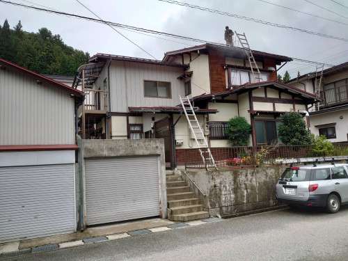 M様邸屋根の洗浄中