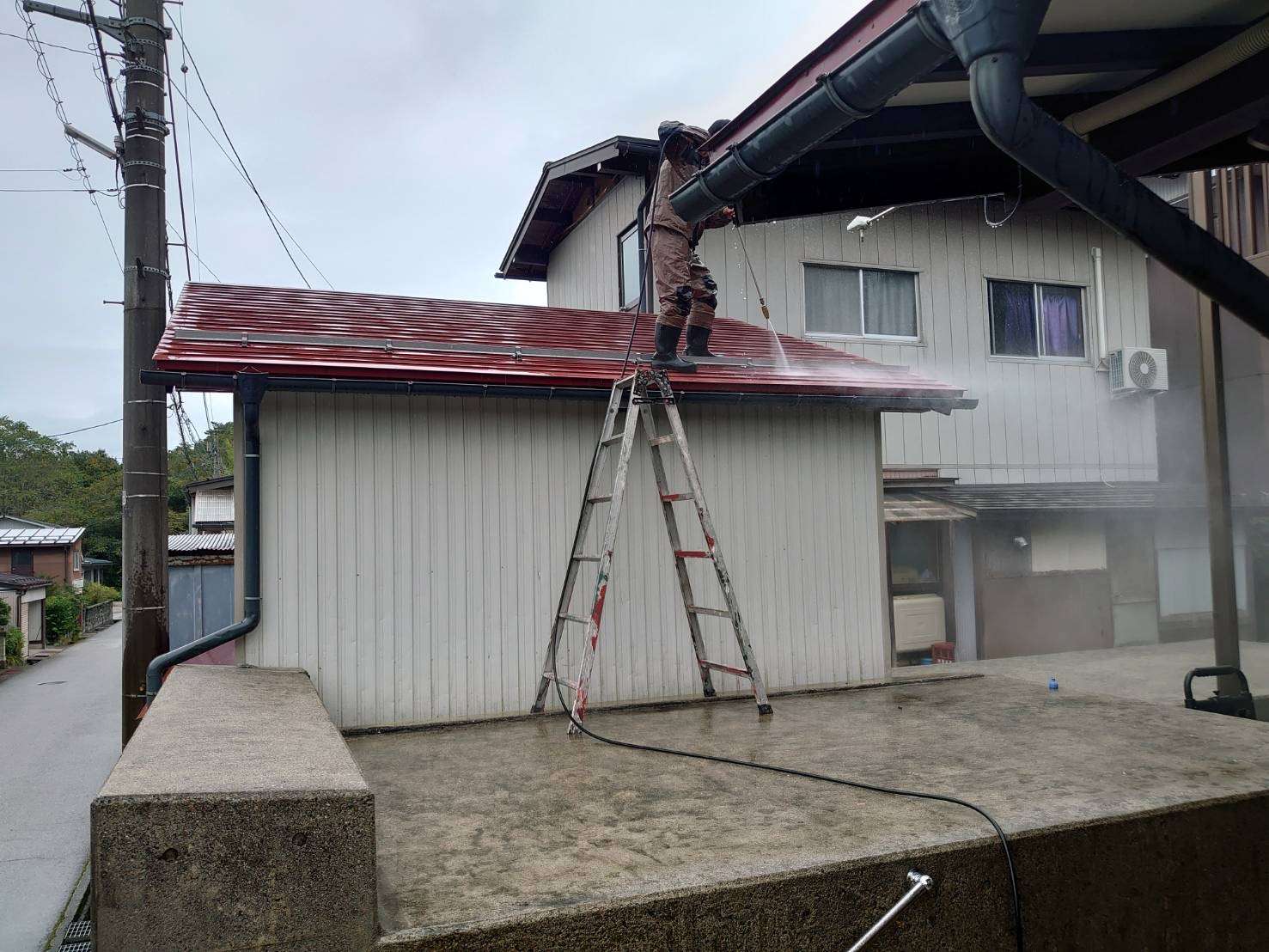 M様邸屋根の洗浄中