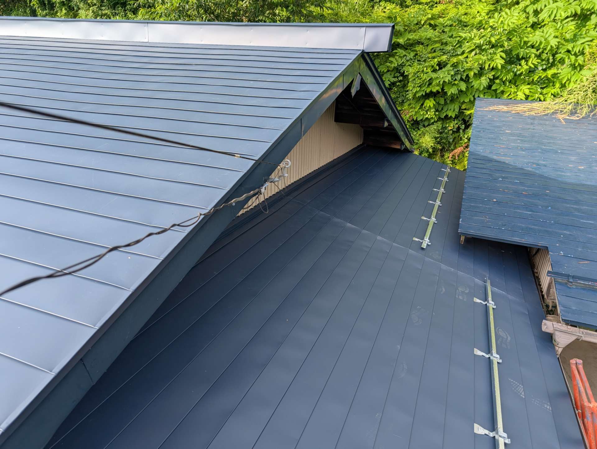 高山市塩屋町にて屋根重ね葺き工事