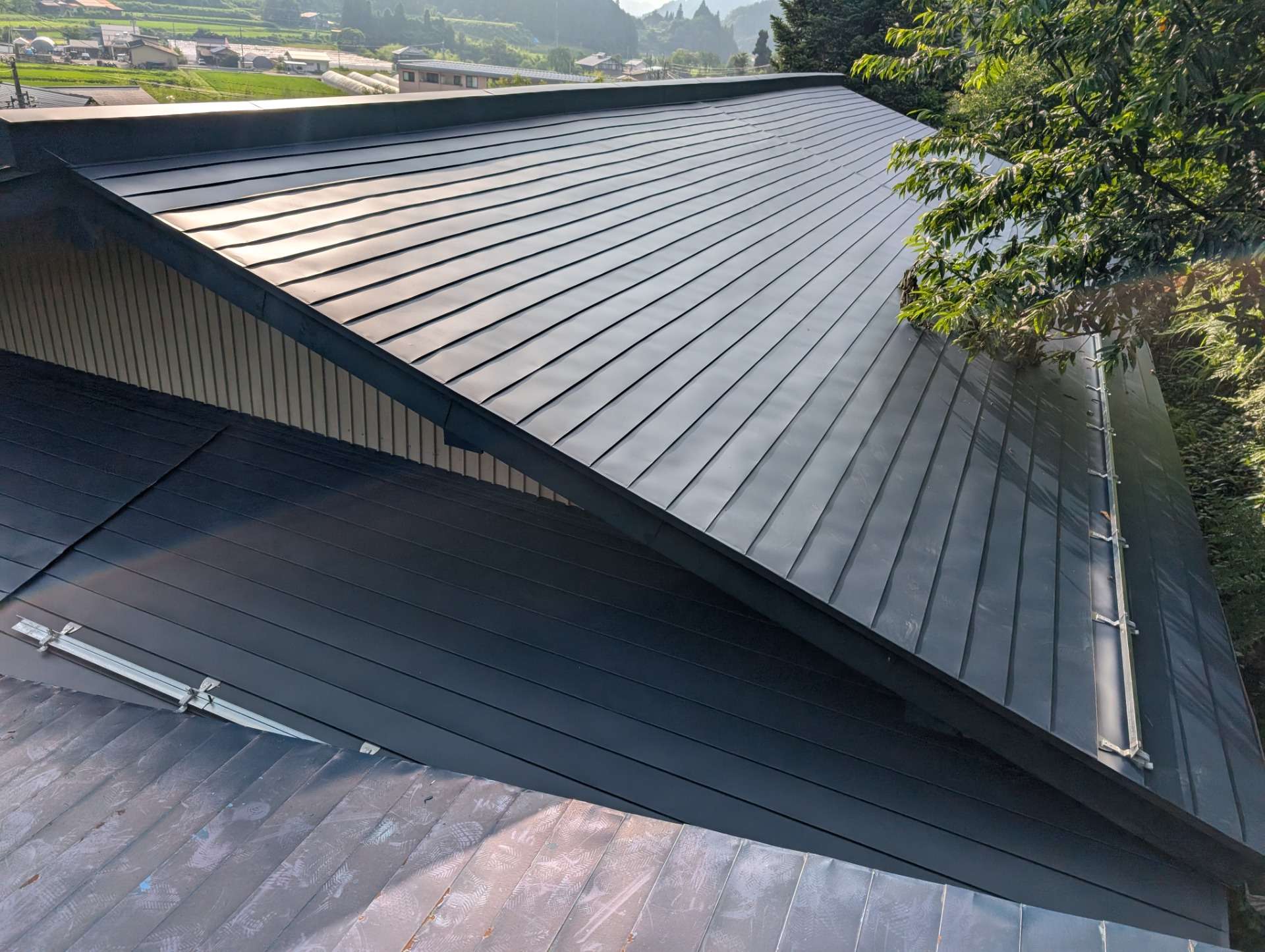 高山市塩屋町にて屋根重ね葺き工事