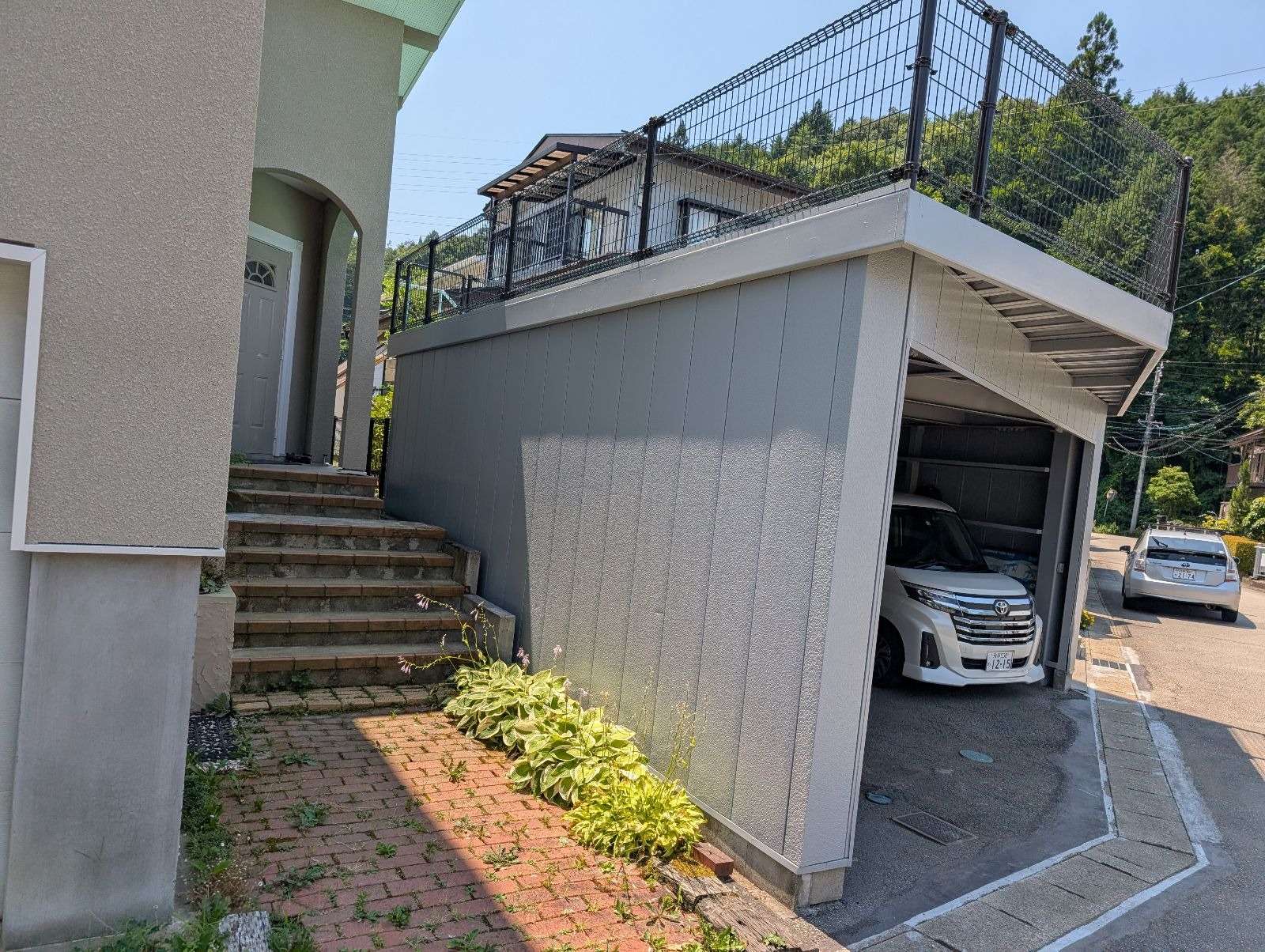 高山市江名子町にて車庫塗装工事