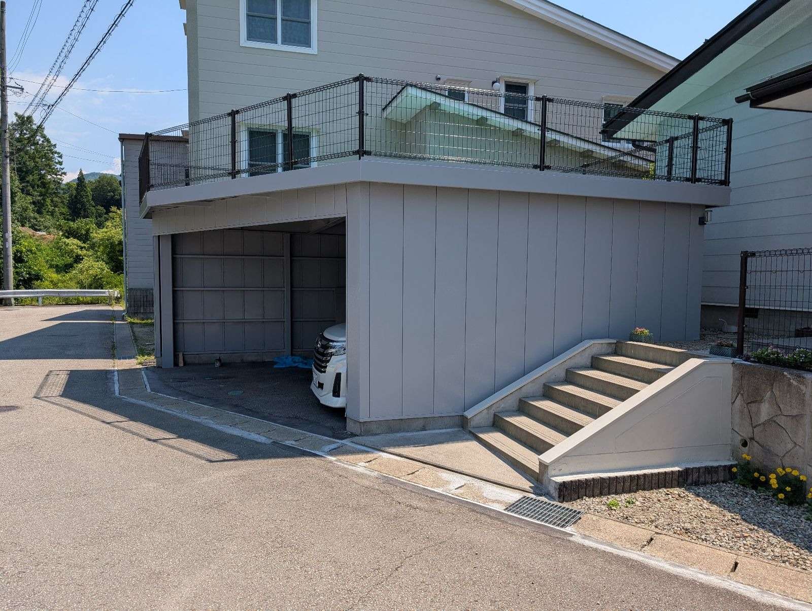 高山市江名子町にて車庫塗装工事