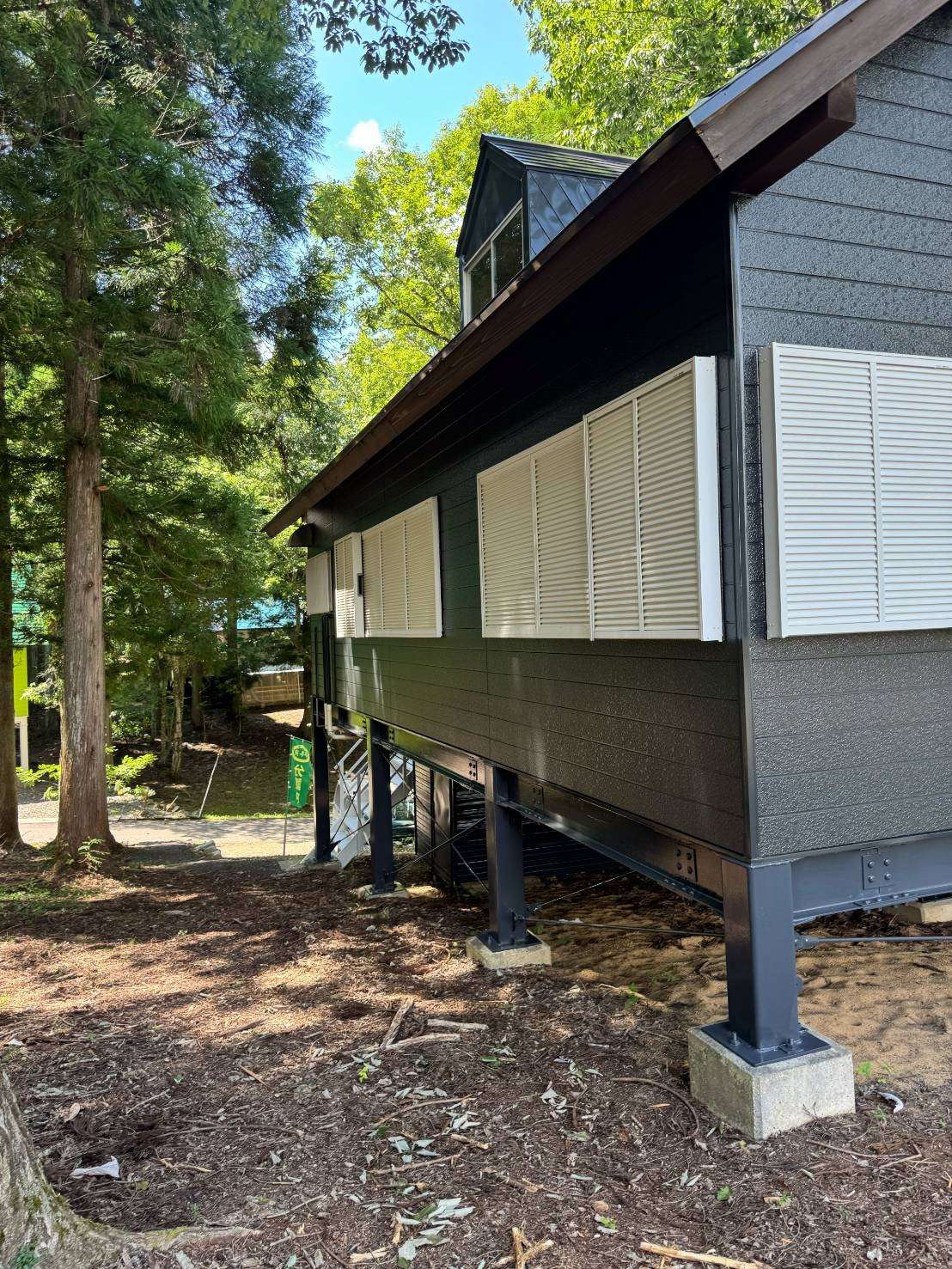 ひるがの高原別荘地内にて改修塗装工事