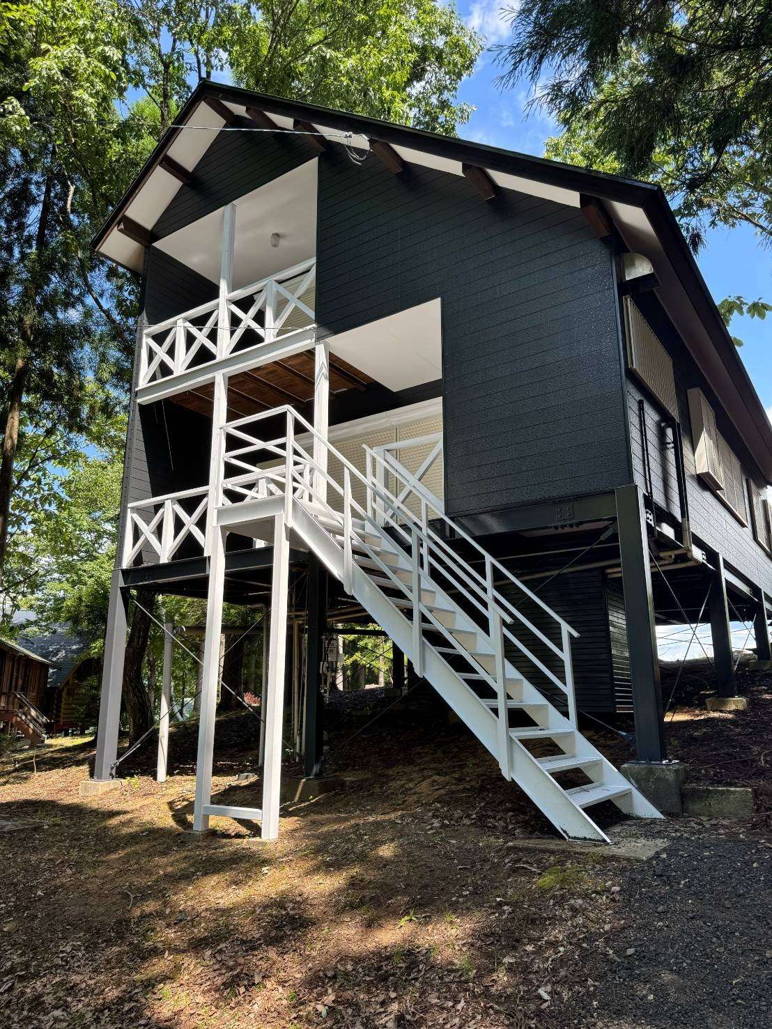 ひるがの高原別荘地内にて改修塗装工事