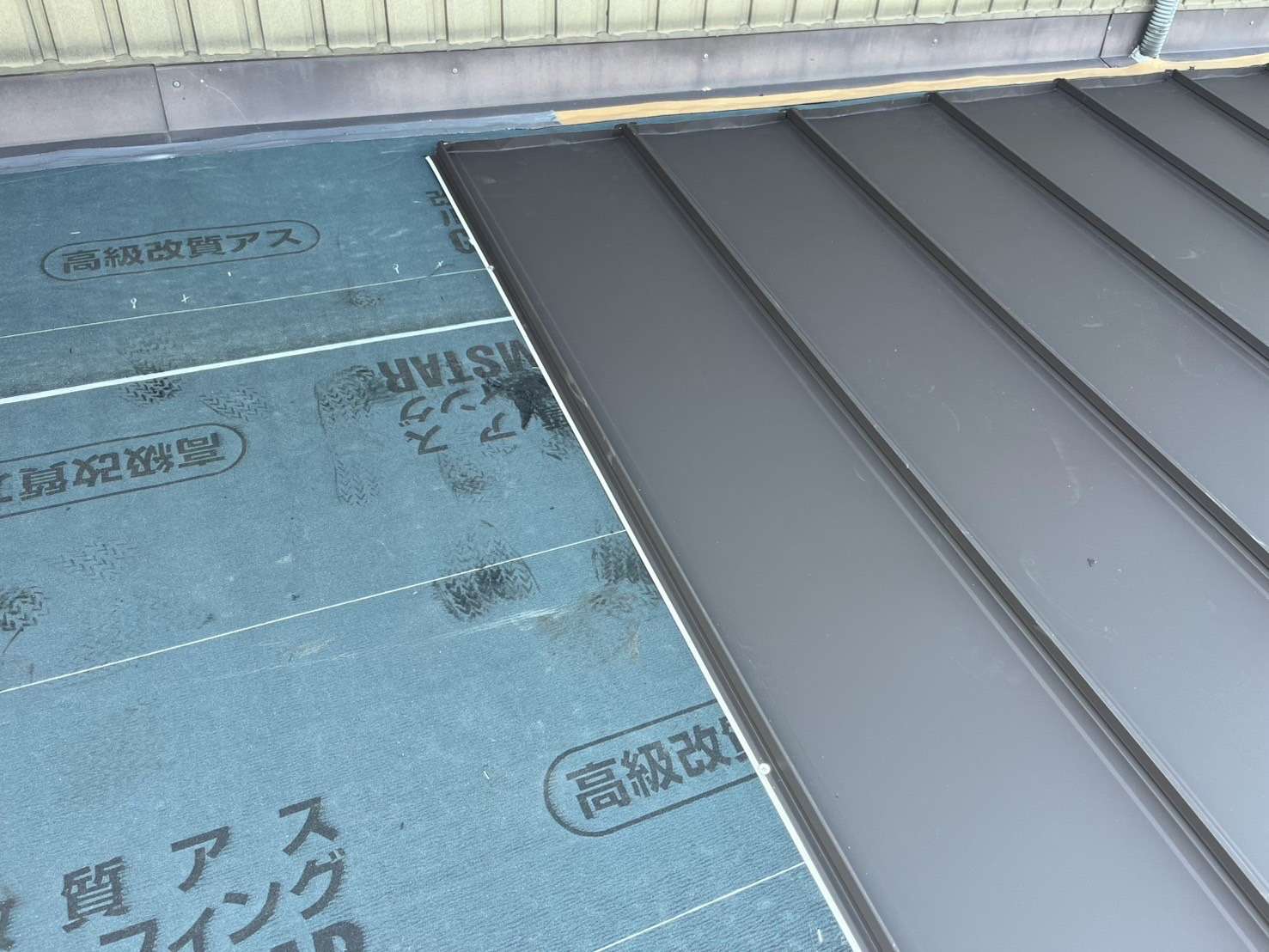 海津市にて屋根重ね葺き工事