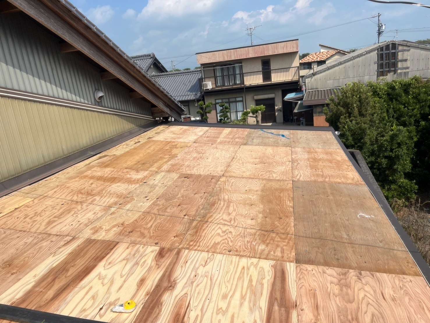 海津市にて屋根重ね葺き工事