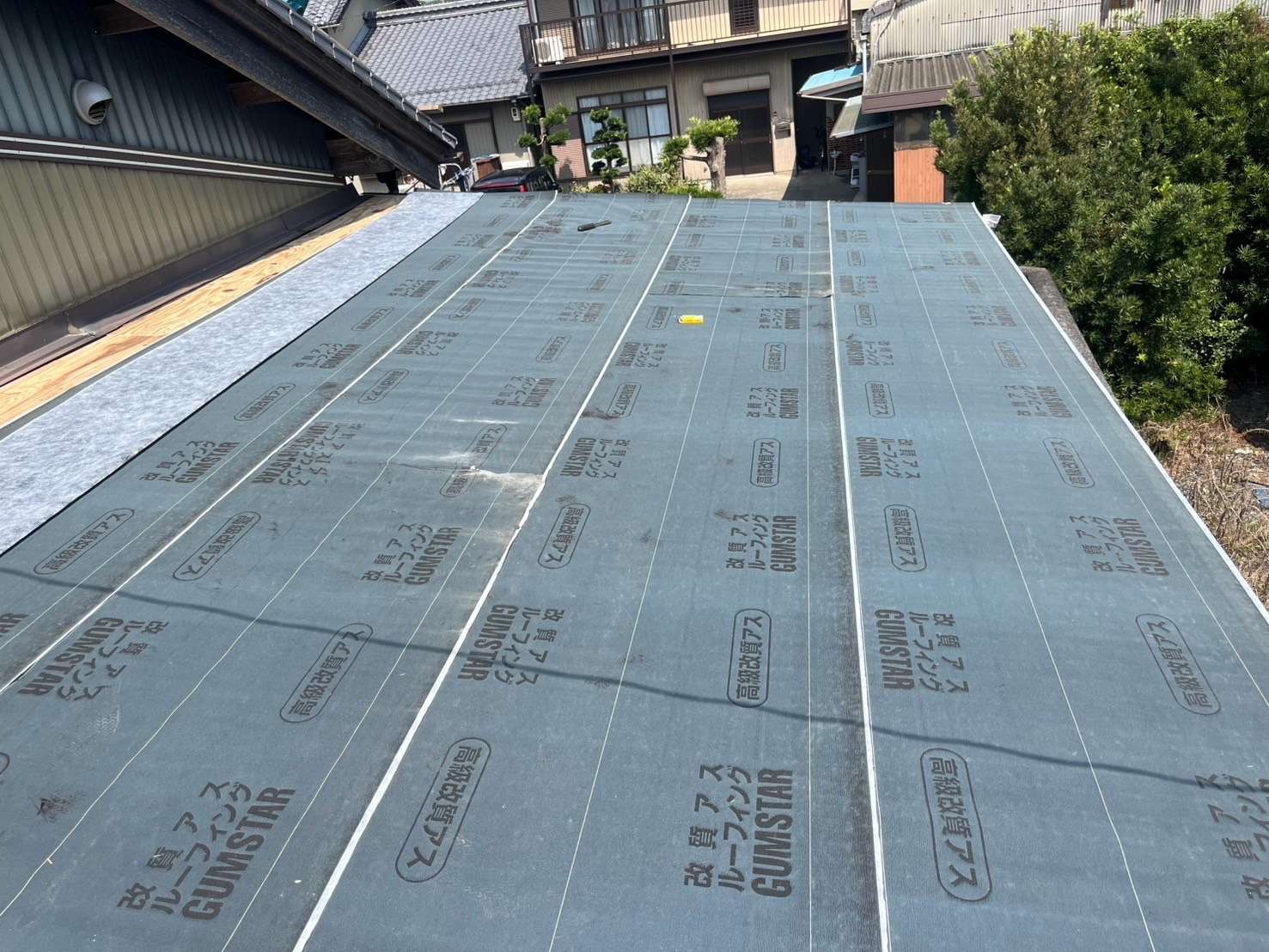 海津市にて屋根重ね葺き工事