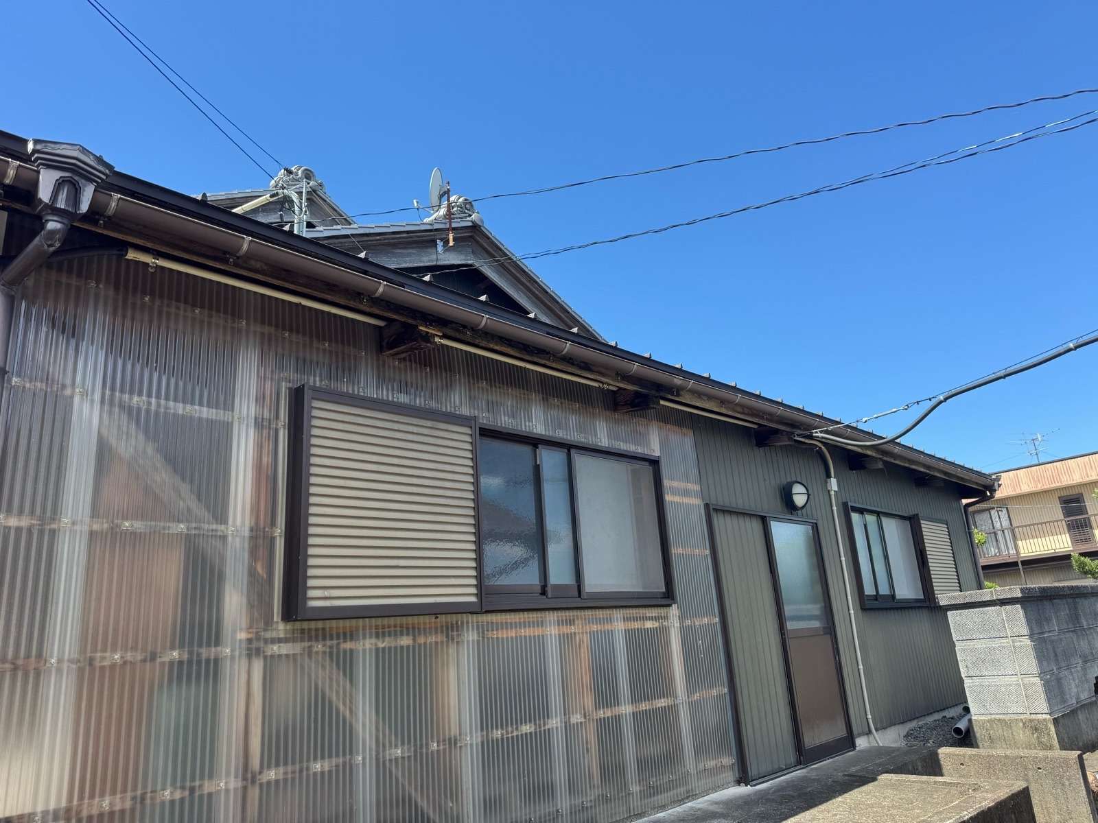 海津市にて屋根重ね葺き工事