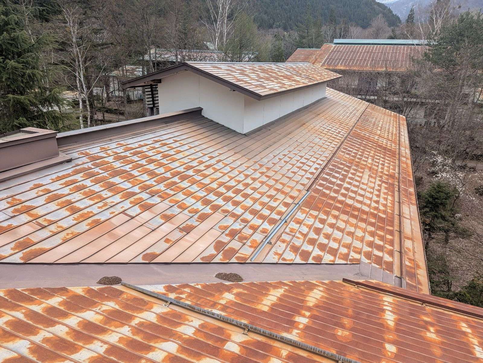 高山市奥飛騨温泉郷にて屋根塗装