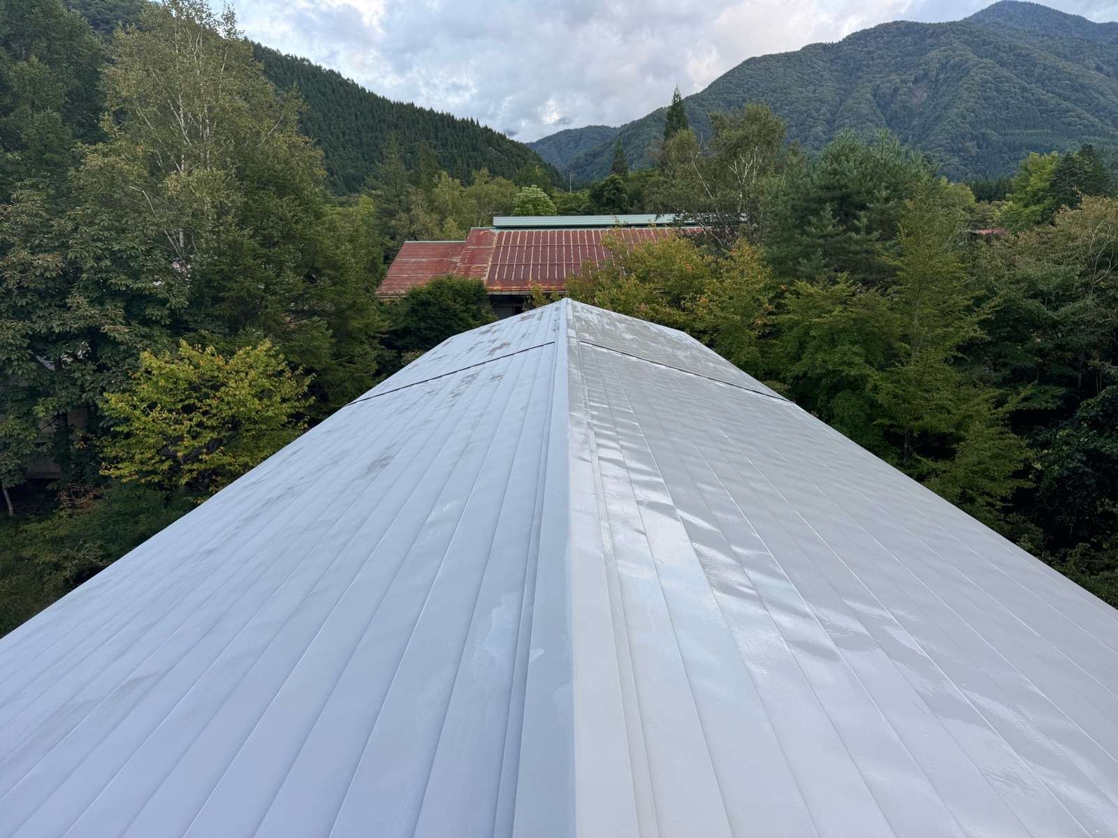 高山市奥飛騨温泉郷にて屋根塗装