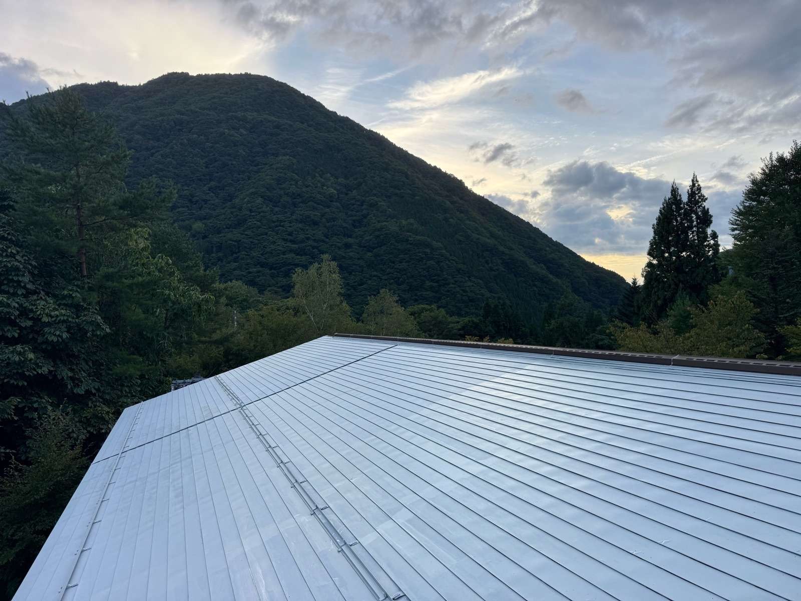 高山市奥飛騨温泉郷にて屋根塗装