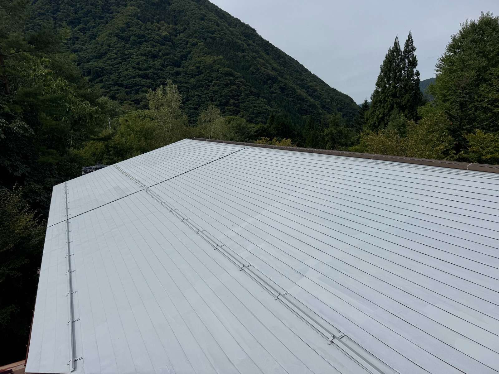 高山市奥飛騨温泉郷にて屋根塗装