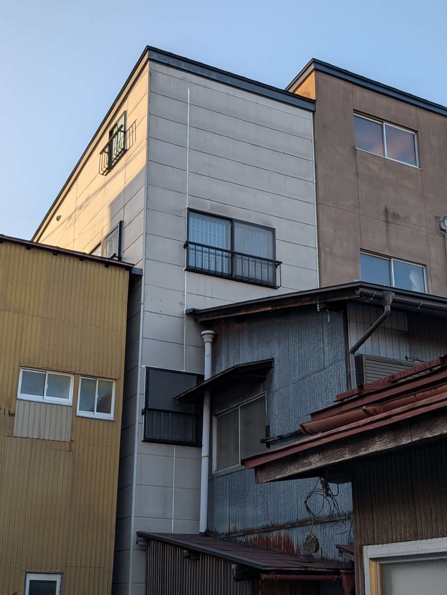 高山市末広町にて雨漏れ部のシーリング施工