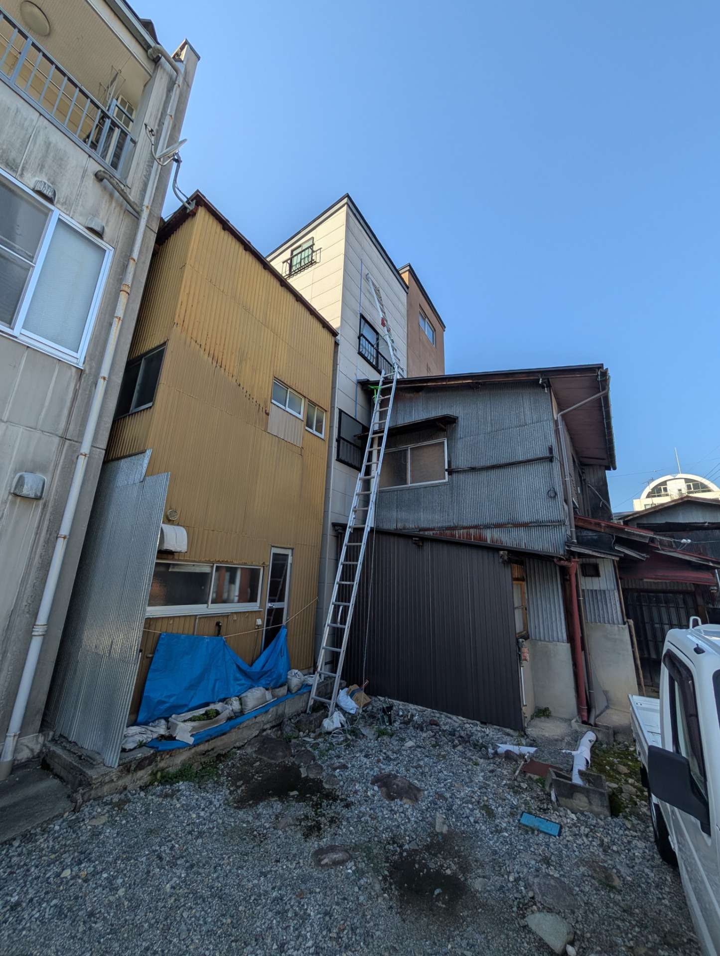 高山市末広町にて雨漏れ部のシーリング施工