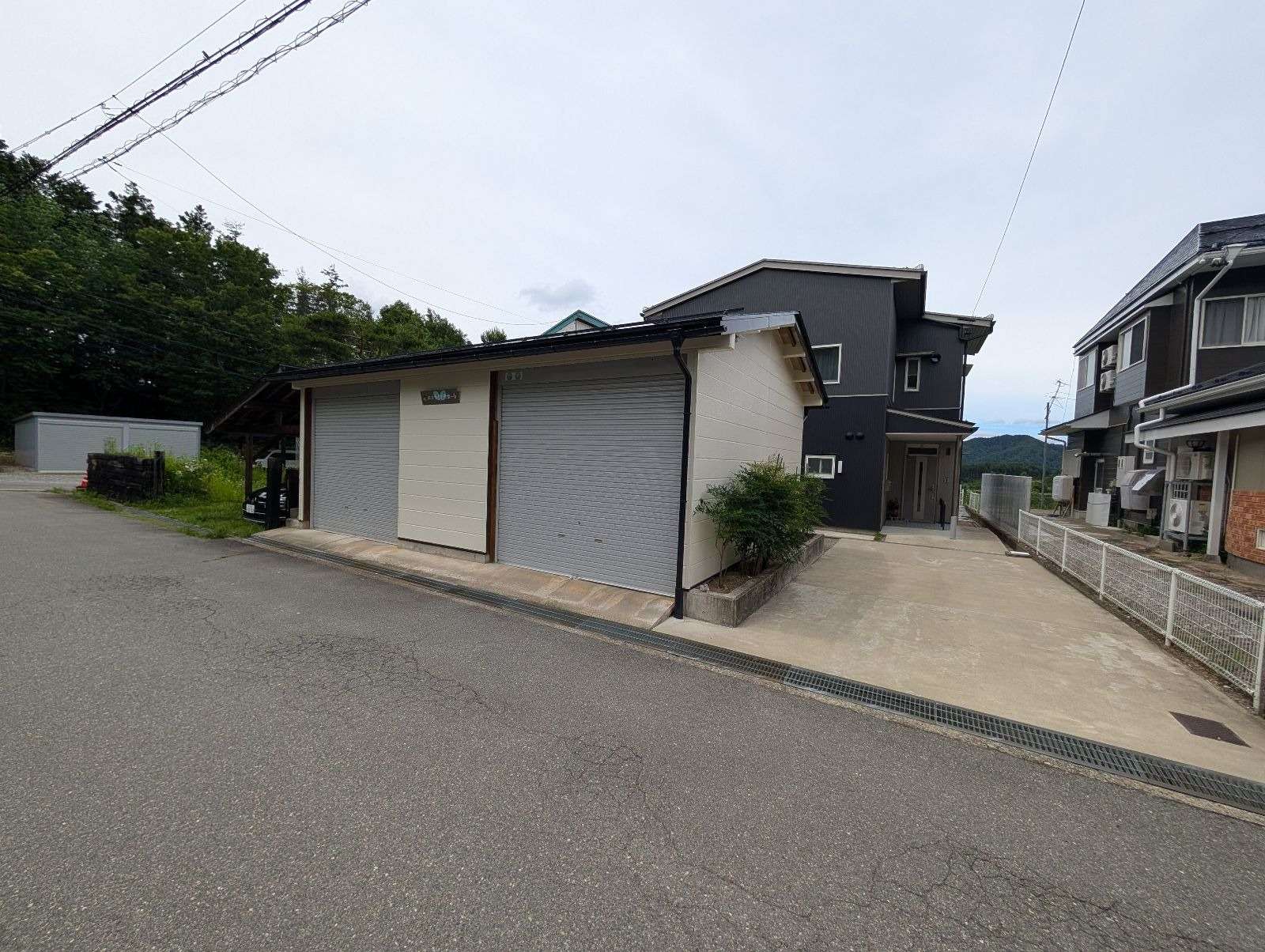 高山市新宮町にて車庫塗装工事